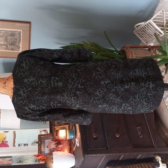 Lark & Ro Black and Green Leopard Print Long Sleeve Midi Dress - Picture 10 of 16